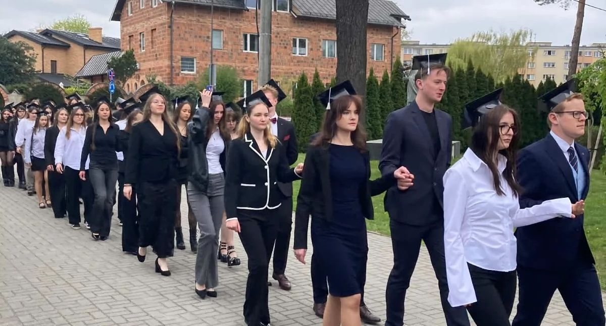 Edukacja i szkoły, Matura start! Puste korytarze pełne skupienie - zdjęcie, fotografia