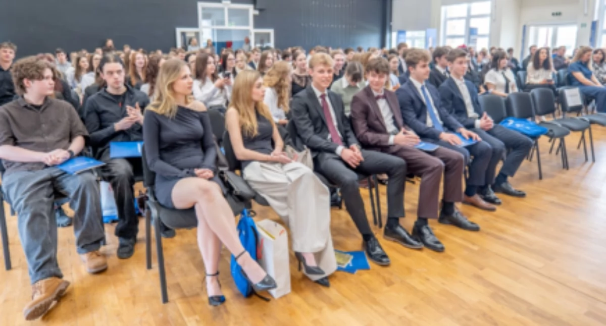 Edukacja i szkoły, Pożegnanie absolwentów Liceum Ogólnokształcącym Ossolińskiego - zdjęcie, fotografia