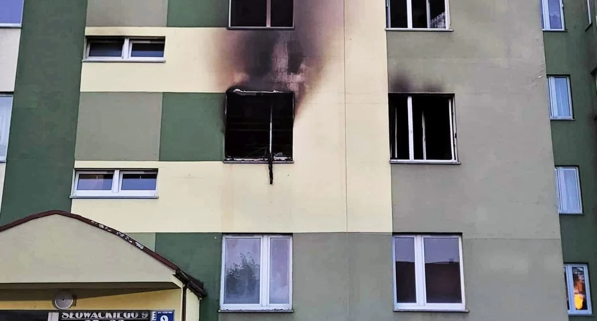 Z bloku ewakuowano lokatorów. Nadal trwa śledztwo co było przyczyną pożaru. Fot. Kurier Gmin