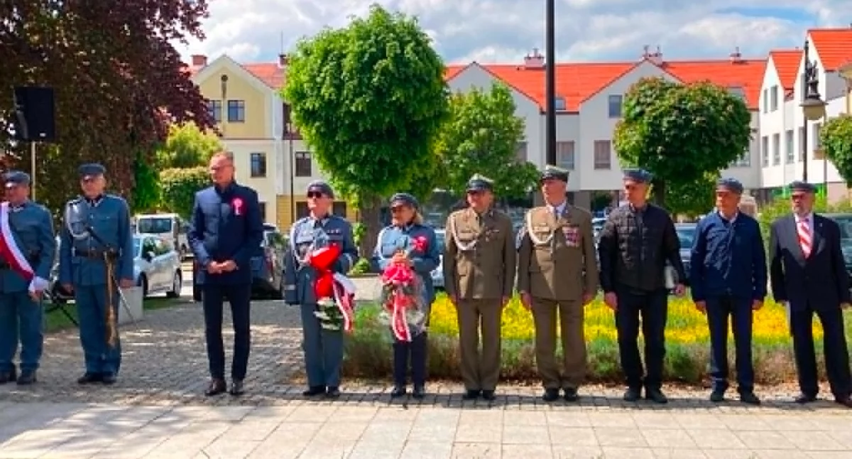 Święta i obchody, rocznica śmierci Józefa Piłsudskiego Brzegu Dolnym Patriotyczny przemarsz składanie kwiatów - zdjęcie, fotografia