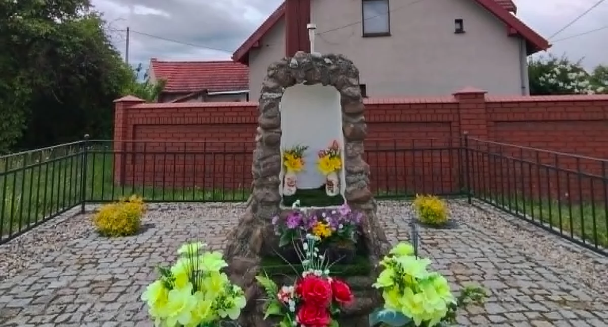 Interwencje, Puste miejsce Maryi kapliczce Zuchwała kradzież oburzyła mieszkańców Brzegu Dolnego - zdjęcie, fotografia