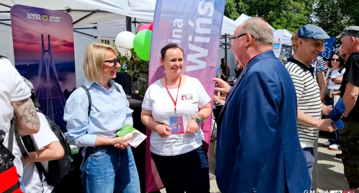 Scren profilu Facebook gminy Wińsko z wyjazdu do Wrocławia. Na zdjęciu wicewójt i urzędnicy. 