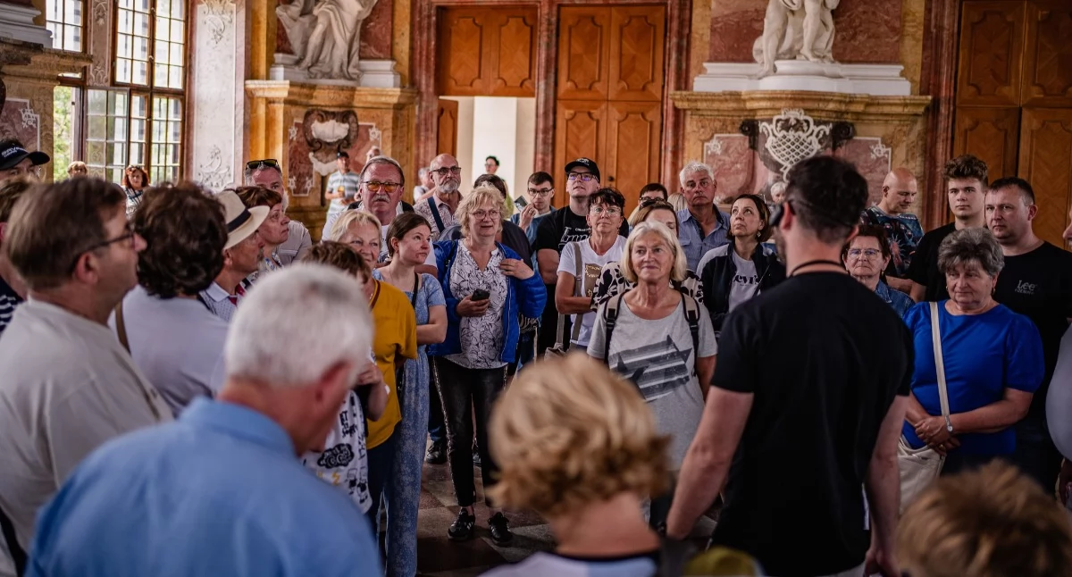 Historia, Tłumy turystów kolejki weekendzie tajemnic Lubiążu - zdjęcie, fotografia