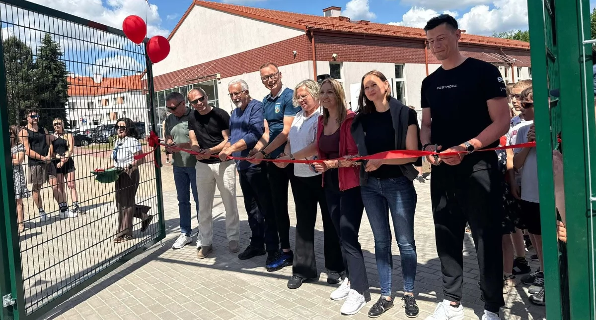 Inne sporty, Inwestycja ponad milion złotych zakończona boisko Brzegu Dolnym służy uczniom mieszkańcom - zdjęcie, fotografia