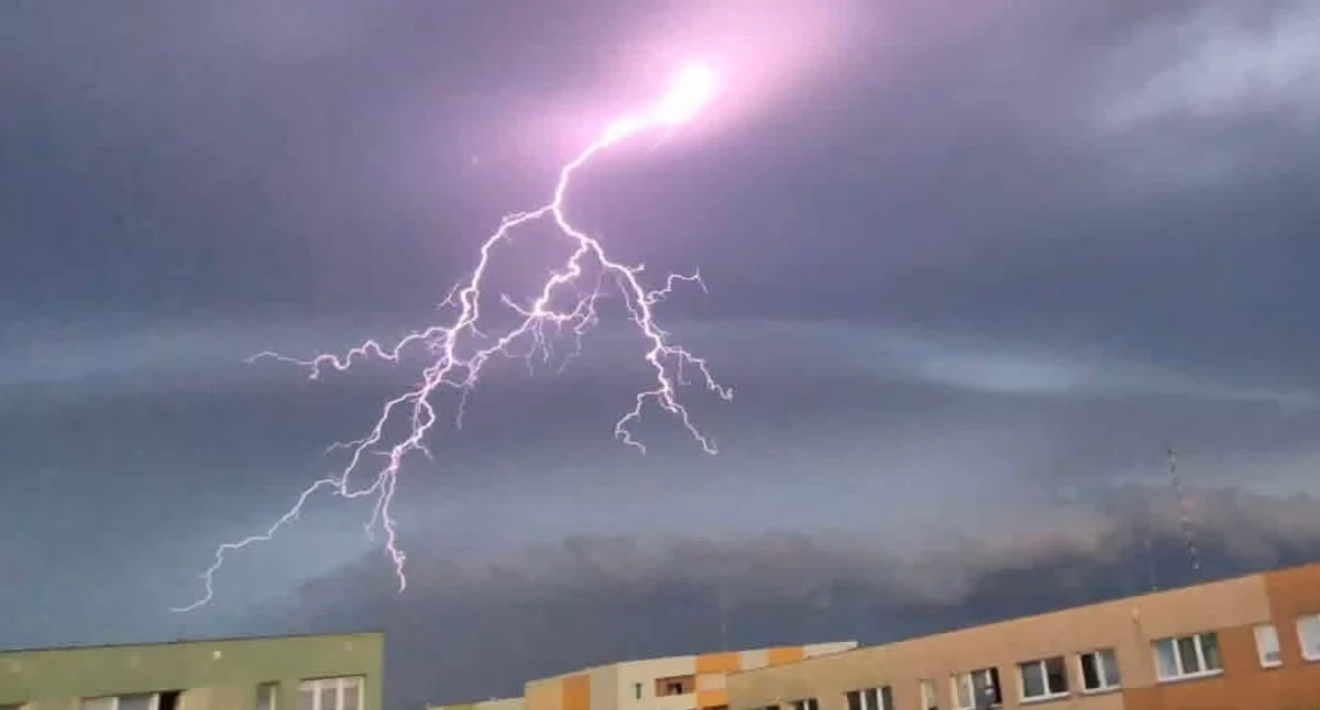 Natura i ekologia, Uwaga! Nadciągają gwałtowne burze Możliwe podtopienia wichury przerwy dostawie prądu - zdjęcie, fotografia