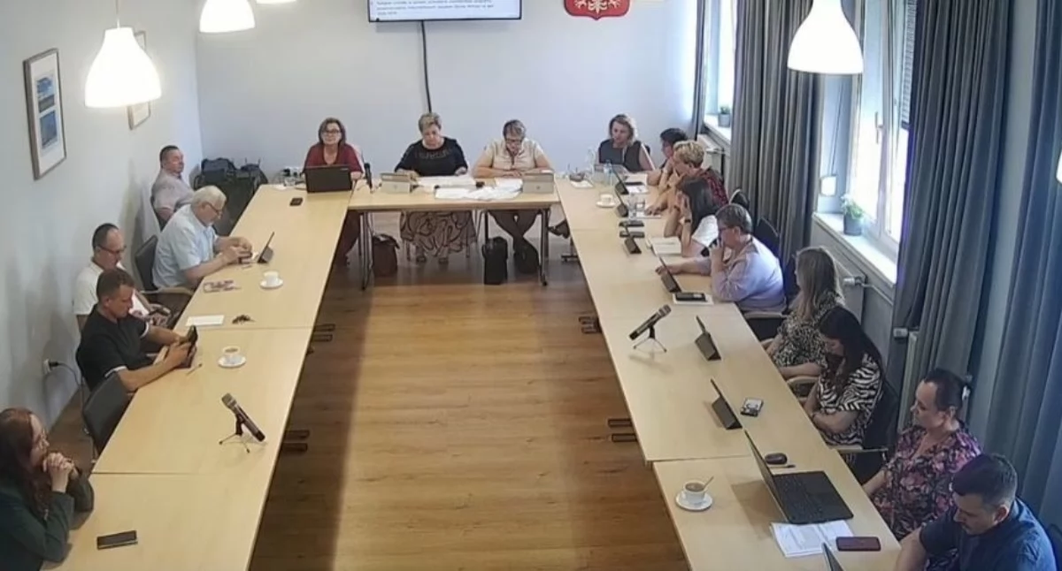 Transmisje obrad oraz publikacja oświadczeń majątkowych w Biuletynie Informacji Publicznej stanowią standardowe procedury weryfikacji transparentności przewidziane przez polskie prawo samorządowe.