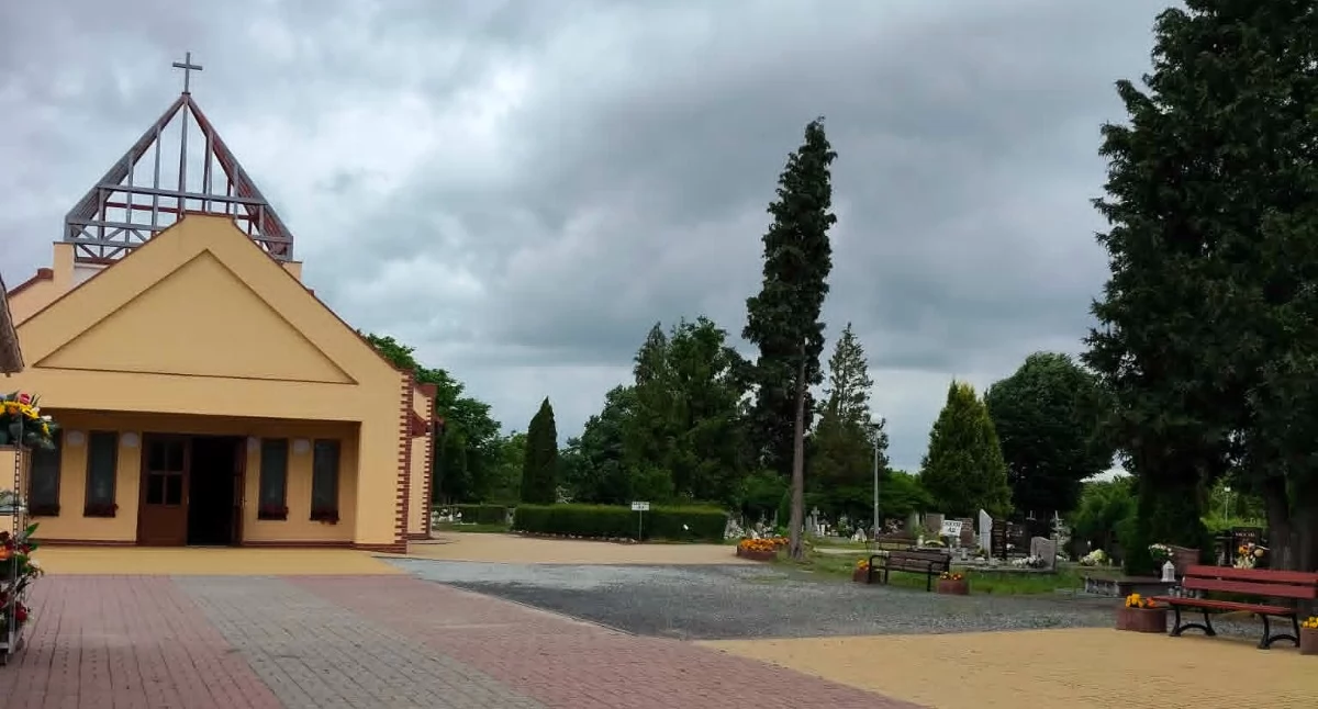 Cmentarz komunalny w Brzegu Dolnym.