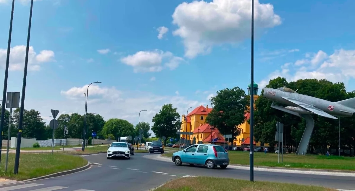 Komunikaty policji, Jechał prąd rondzie Wołowie Policja szuka kierowcy nagrania - zdjęcie, fotografia