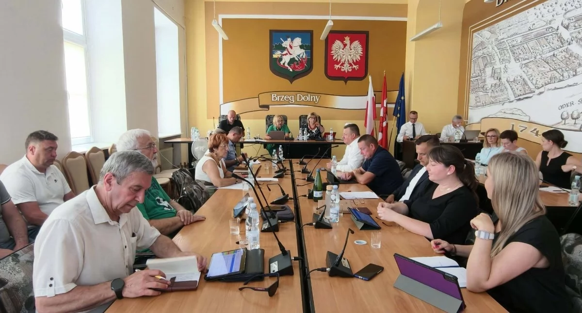 Radni i rady samorządowe, Sesja absolutoryjna Miejskiej Brzegu Dolnym - zdjęcie, fotografia