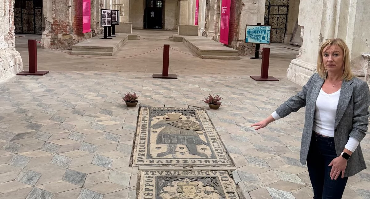 Płyty położone na posadzce w kościele mają ponad 600 lat - pokazuje Magdalena Moskal. Pochodzą z I poł. XIV wieku i znajdują się w prezbiterium kościoła Wniebowzięcia NMP w Lubiążu. 