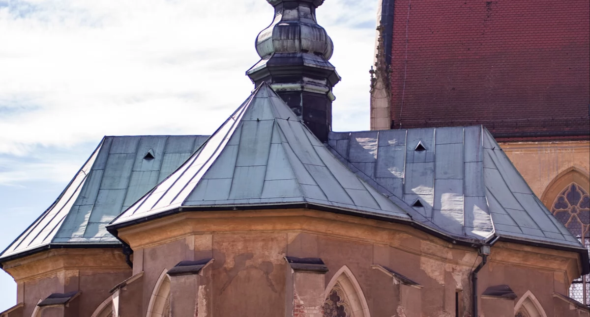 Kaplica książęca przy kościele klasztornym z zewnątrz.