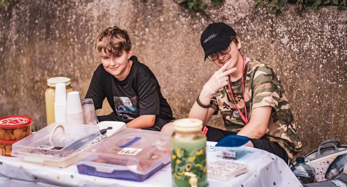 Zdrowie, Coraz więcej dzieci sprzedaje lemoniadę Sanepid wydał wytyczne - zdjęcie, fotografia