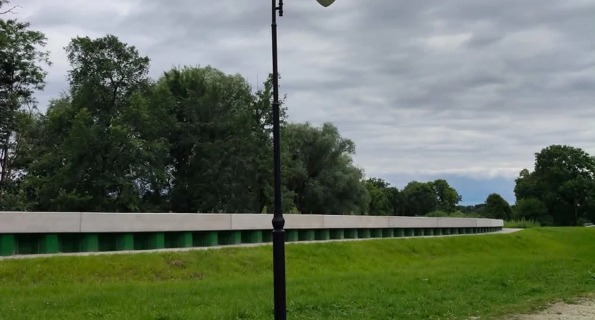 Inwestycje, Modernizacja wałów Odrze Brzeg Dolny gotowy wielką wodę Udane testy mobilnych zabezpieczeń - zdjęcie, fotografia