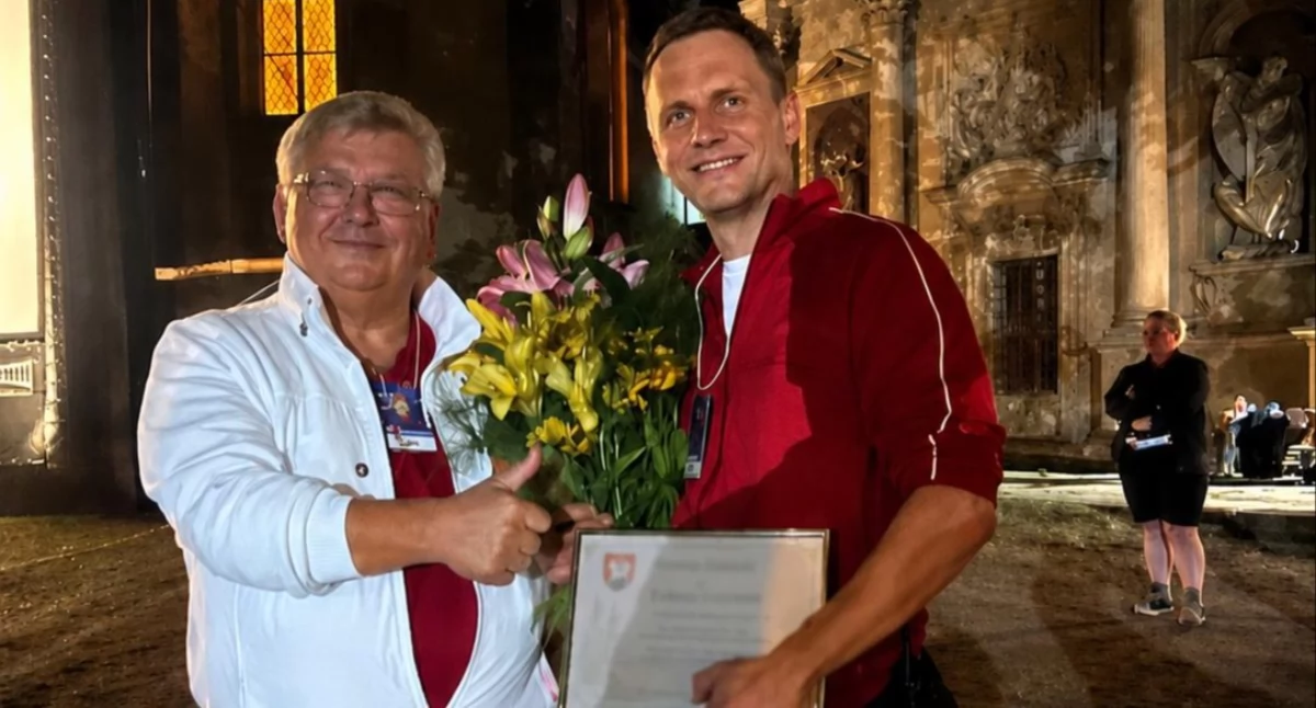 Sołtys Lubiąża Jan Rewak wręczył Radosławowi Grygorukowi dyplom z okazji 25-lecia Slot Art Festival w Lubiążu.