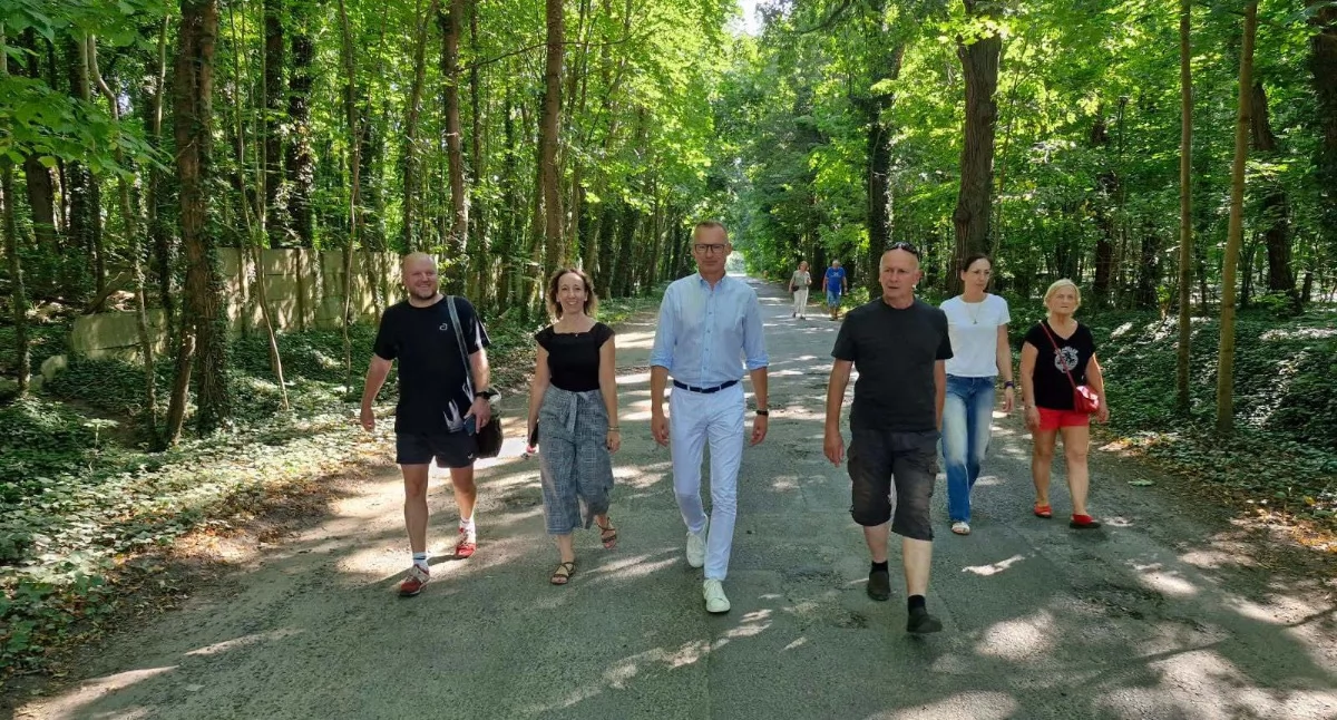 Inwestycje, Burmistrz Brzegu Dolnego spotkał mieszkańcami Sienkiewicza Targowej - zdjęcie, fotografia