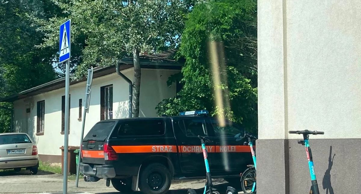 Komunikacja publiczna, Służby pilnują torów kładka niszczeje Kolejowy Brzegu Dolnym - zdjęcie, fotografia