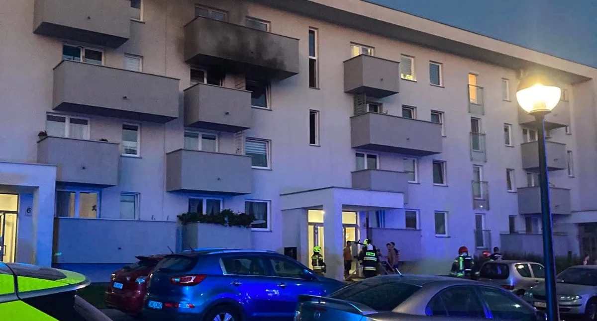 Pożary, Pożar Leśmiana Lokatorzy ewakuowani policjanci wynieśli niepełnosprawną mieszkankę - zdjęcie, fotografia