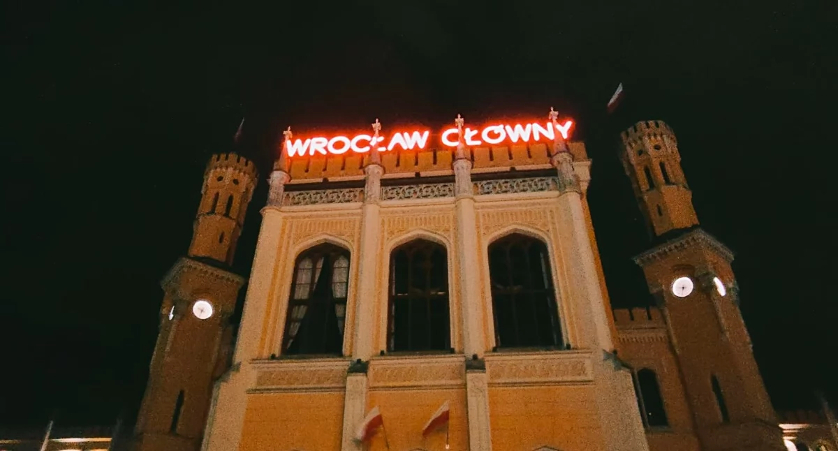Komunikacja publiczna, Potężna ulewa Wrocławiu Awaria sieci trakcyjnej stacji Wrocław Główny Pociągi opóźnione nawet minut - zdjęcie, fotografia