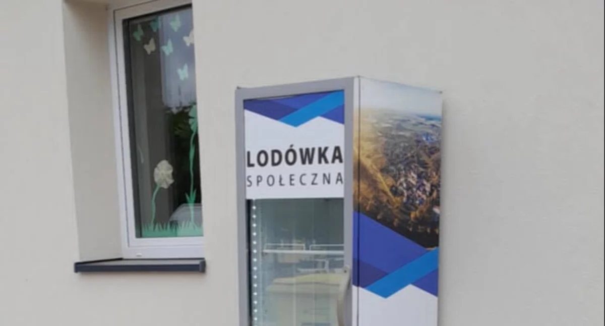 Akcje charytatywne, Zanim wyrzucisz chleb kosza Przypominamy lodówce społecznej Braci Korczyńskich - zdjęcie, fotografia