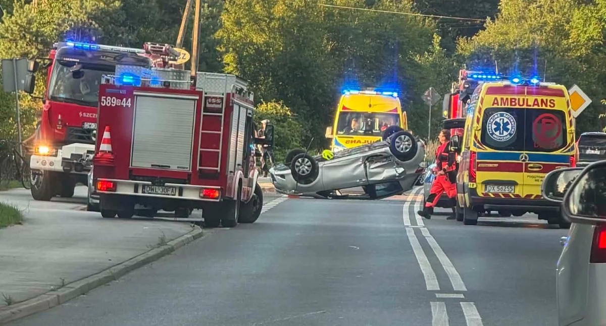 Wypadki i zdarzenia drogowe, Dachowanie Radeczu autach podróżowały dzieci - zdjęcie, fotografia