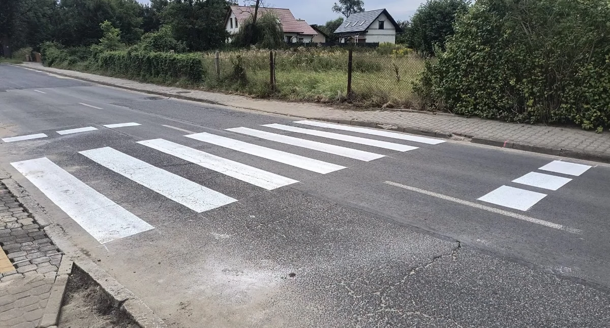 Inwestycje, przejście pieszych Kanonika Brzegu Dolnym Będzie bezpieczniej jeszcze przed września - zdjęcie, fotografia
