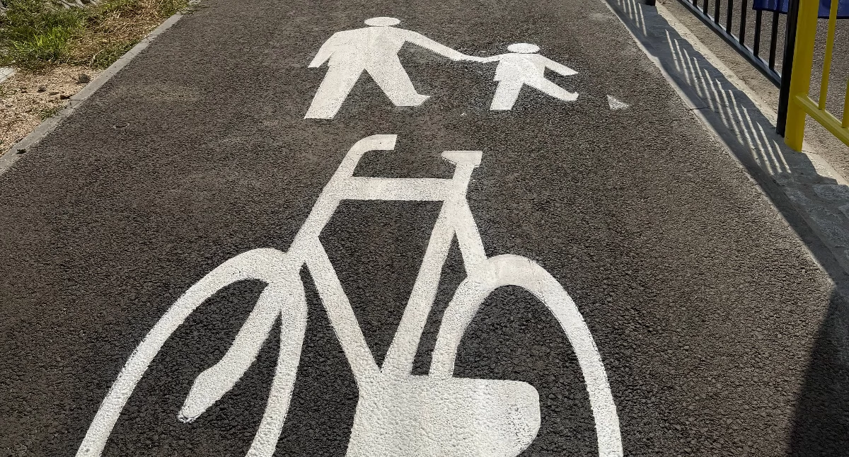 Nowa ścieżka pieszo-rowerowa łącząca Wołów ze Starym Wołowem została dopiero co oficjalnie otwarta.