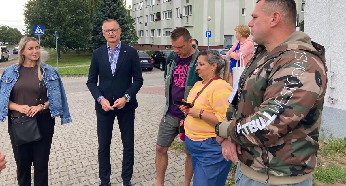 Radni i rady samorządowe, Burmistrz Ireneusz radni spotkali mieszkańcami Jednym tematów było bezpieczeństwo drogach - zdjęcie, fotografia