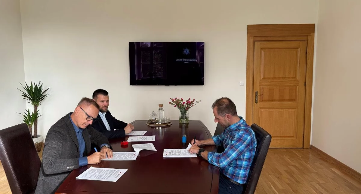 Inwestycje, magazyn obrony cywilnej Brzegu Dolnym Podpisano umowę adaptację gminnych garaży - zdjęcie, fotografia