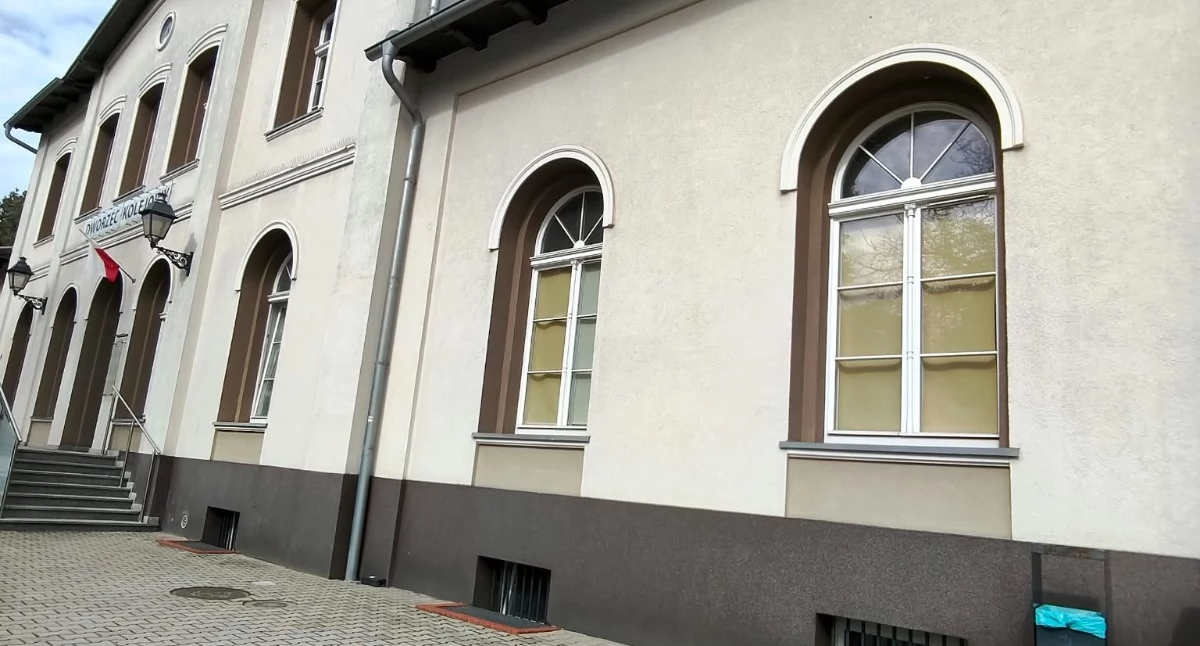 Najwięcej hulajnóg stało przy stacji kolejowej.