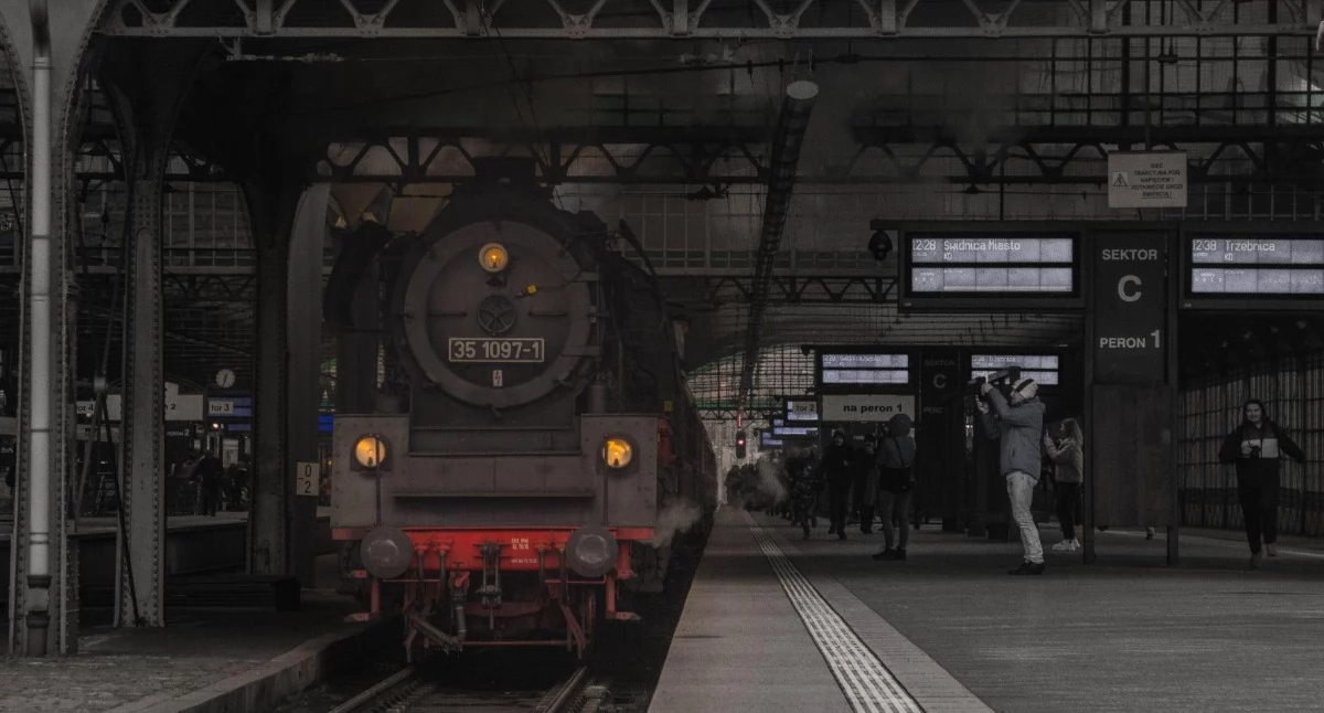 Historia, wagonów parowóz Berlina Pociąg retro przejedzie podnóża Ślęży - zdjęcie, fotografia