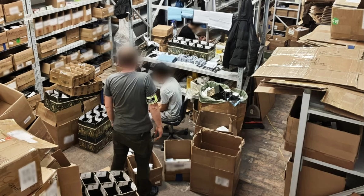 Sprawy kryminalne, Kontrola przesyłek doprowadziła magazynu Zabezpieczono tysiące papierosów - zdjęcie, fotografia
