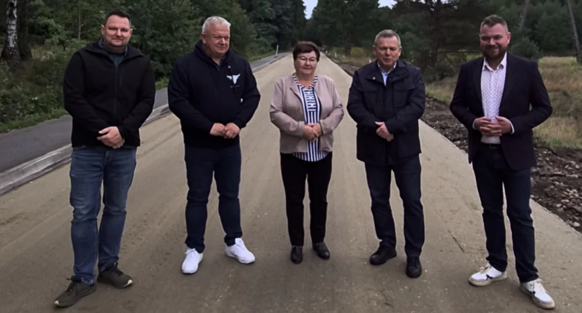 Przebudowa drogi powiatowej nr 1287D na odcinku Wołów - Uskorz Wielki. Inwestycja obejmie łącznie blisko 2,85 km drogi. Na zdjęciu: Na zdjęciu: Rafał Zając, przewodniczący Rady Powiatu, Jan Janas, starosta Powiatu Wołowskiego, Dariusz Chmura, burmistrz Wołowa, Wiesława Sawa, radna gminy Wołów, Jan Janas, starosta Powiatu Wołowskiego, Rafał Borzyński, członek Zarządu Powiatu.