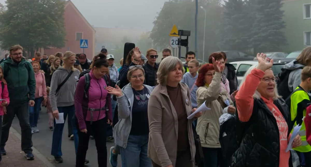 Imprezy cykliczne, Jubileuszowa Pielgrzymka Łososiowic właśnie ruszyła Pątnicy wyruszyli Brzegu Dolnego - zdjęcie, fotografia