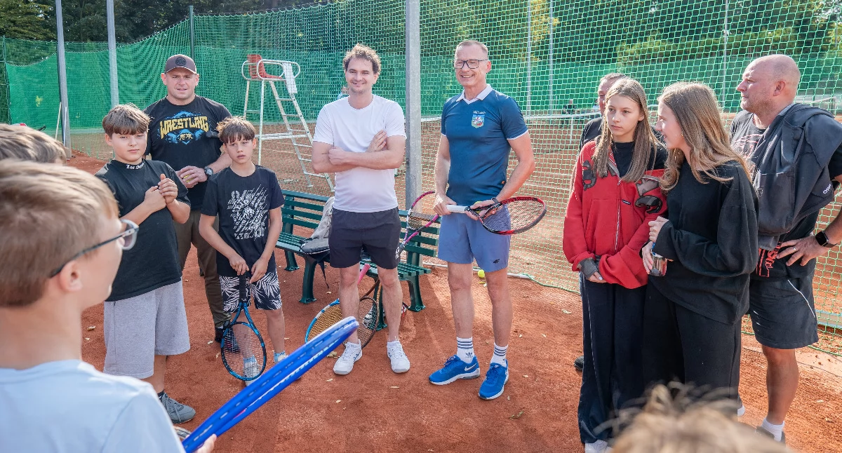 Tenis ziemny, Korty tenisowe Brzegu Dolnym dostępne mieszkańców - zdjęcie, fotografia