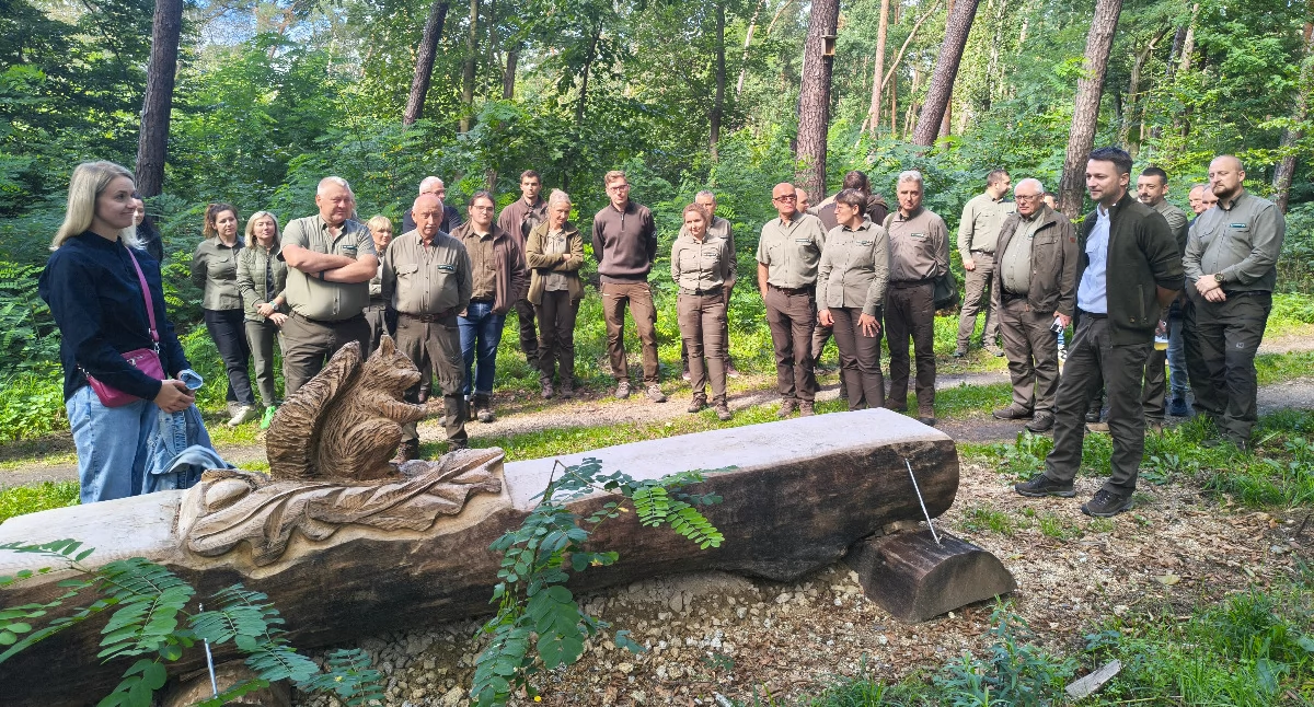 Załoga Nadleśnictwa Wołów przy nowych ławkach rozmawiała o społecznej funkcji lasu.
