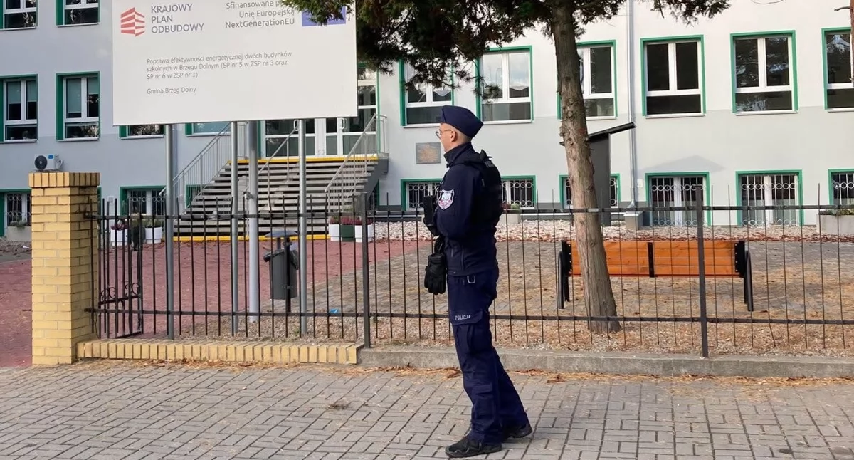 Bezpieczeństwo, Policja nadal kontroluje szkoły Ponad kontroli kraju działania także Dolnym Śląsku - zdjęcie, fotografia