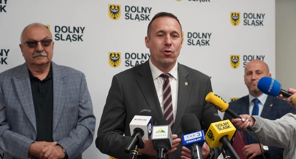 Strzelectwo to dyscyplina olimpijska, a dzięki nowoczesnemu sprzętowi zajęcia mogą być prowadzone w szkole – marszałek Paweł Gancarz
