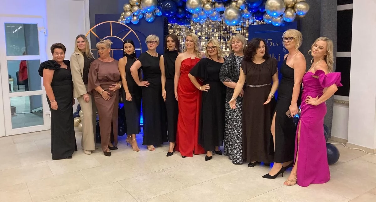 Święta i obchody, Powrót szkolnych wielkim stylu Brzegu Dolnym odbył jubileuszowy Absolwentów - zdjęcie, fotografia