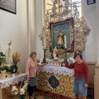 Danuta Wiatrowska, co roku idzie w przebraniu św. Jadwigi, a Maria Wojtuściszyn dba o...