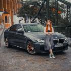 Kamila lubi fotografować samochody