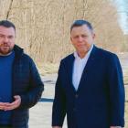 Starosta Jan Janas i radny Rafał Borzyński przekazali mieszkańcom informacje o remoncie...