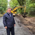 Starosta Jan Janas na remontowanym odcinku drogi powiatowej Wołów - Garwół - Gródek.
