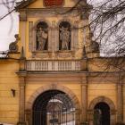XVII-wieczna brama obronna w zimowej szacie. Przez stulecia, bez względu na pogodę,...