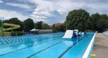 Lato z PWK Wołów – basen miejski znów tętni życiem!