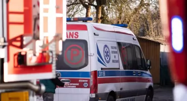 Dzwonisz po karetkę, przyjeżdża wóz strażacki. Dlaczego to strażacy ratują nam życie?