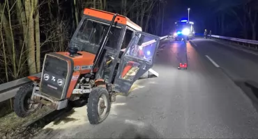 Poważny wypadek na trasie Wołów – Pełczyn. Osobówka uderzyła w ciągnik, dwie osoby w szpitalu
