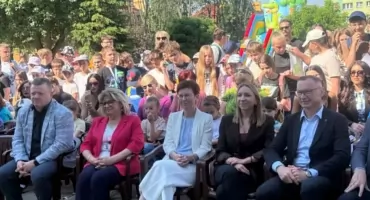 Maria oficjalnie wróciła na mury dolnobrzeskiej szkoły! Wielkie otwarcie po termomodernizacji i nowego muralu Łukasza Czykla