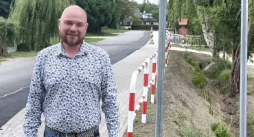 Długo wyczekiwana inwestycja zakończona. Nowy chodnik połączył Piotroniowice z Wołowem