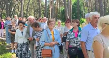 Brzeg Dolny świętuje Boże Ciało. Wyjątkowe dywany kwiatowe i procesja [ZDJĘCIA]