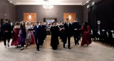 Bal ósmoklasisty w SP 2 w Wołowie. Wyjątkowy wieczór pełen wzruszeń i tradycji